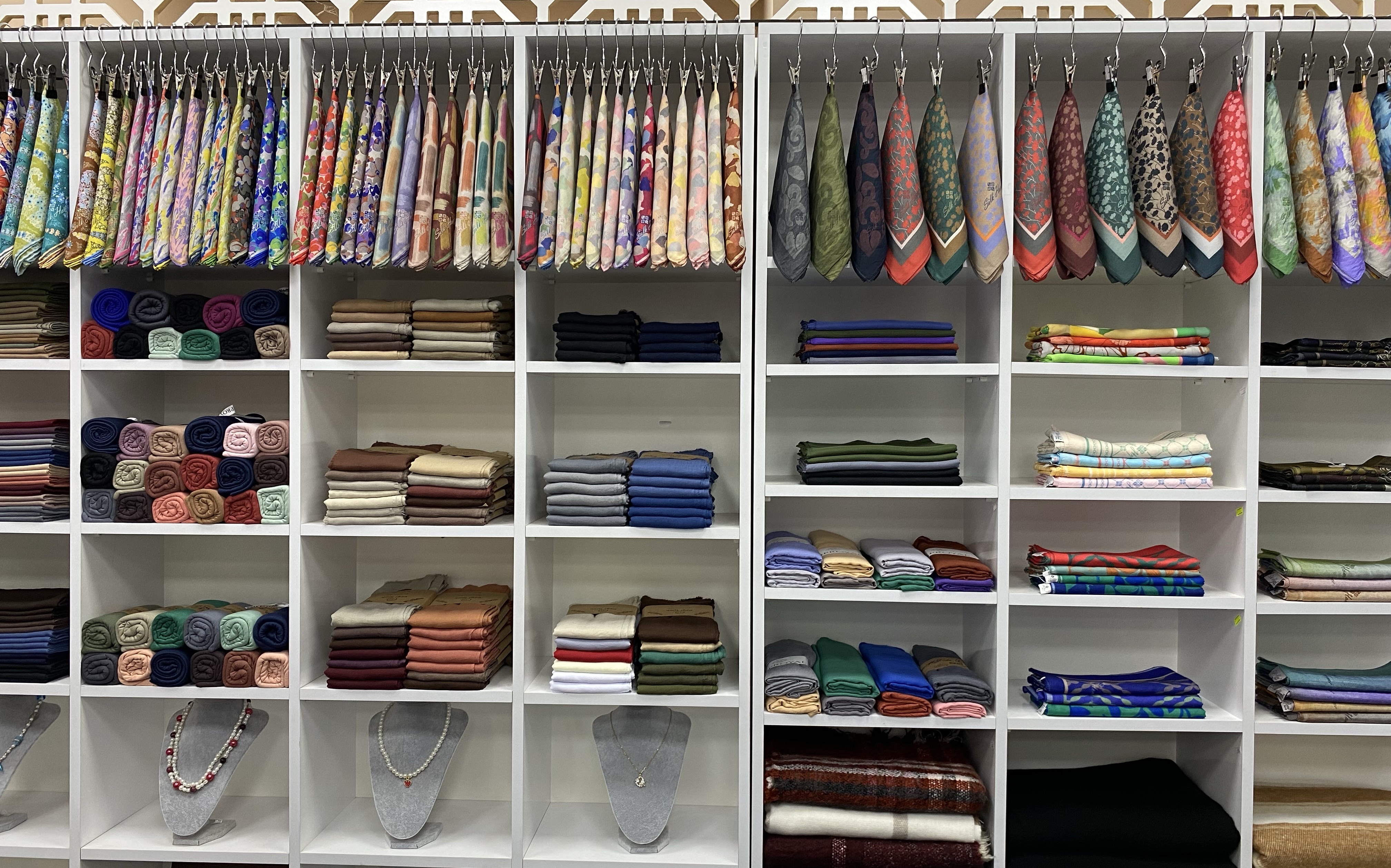 İnşirah Giyim'de Eşarp Ve Şal Ürünlerinde Başiskele Kart'a Özel İndirimler