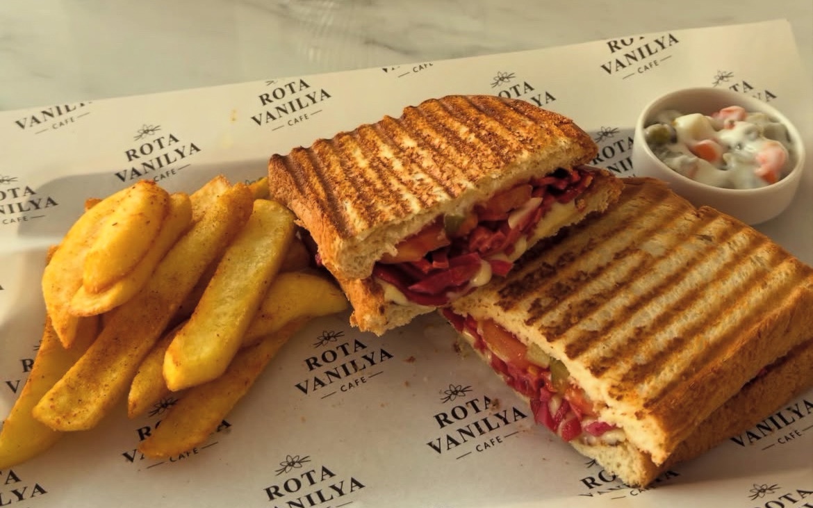 Rota Vanilya Cafede Ayvalık Tostunda Başiskele Karta Özel %10 İndirim İle250 ₺ yerine 225₺